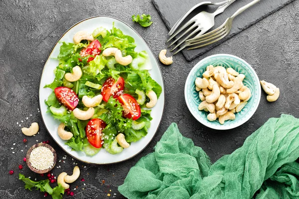 沙拉配新鲜蔬菜和坚果 蔬菜沙拉配新鲜蔬菜和腰果 盘子里的蔬菜沙拉 健康素食食品 — 图库照片