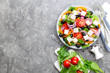 Yunan salatası. Domates, soğan, salatalık, biber, zeytin, marul ve beyaz peynir ile taze sebze salatası. Plaka üzerinde Yunan salatası
