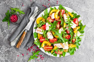 Tavuk salatası. Et salatası taze domates, tatlı biber, roka ve ızgara tavuk göğsü. Tavuk fileto Taze sebze salatası ile