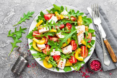 Tavuk salatası. Et salatası taze domates, tatlı biber, roka ve ızgara tavuk göğsü. Tavuk fileto Taze sebze salatası ile