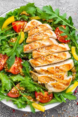 Tavuk salatası. Et salatası taze domates, tatlı biber, roka ve ızgara tavuk göğsü. Tavuk fileto Taze sebze salatası ile