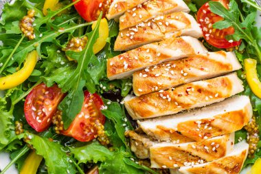 Tavuk salatası. Et salatası taze domates, tatlı biber, roka ve ızgara tavuk göğsü. Tavuk fileto Taze sebze salatası ile
