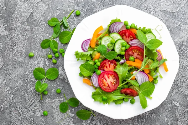 Ensalada Ensalada Verduras Frescas Con Tomate Cebolla Pepinos Pimienta Lechuga —  Fotos de Stock