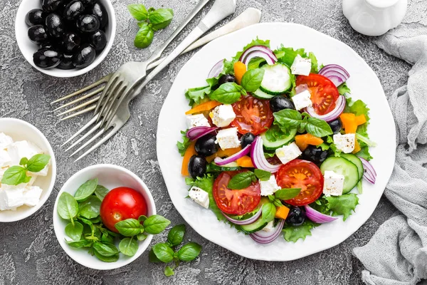 Griechischer Salat Frischer Gemüsesalat Mit Tomaten Zwiebeln Gurken Basilikum Paprika — Stockfoto
