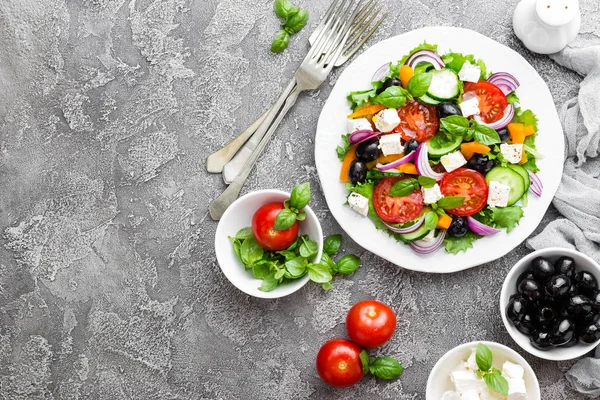 Salada Grega Salada Legumes Frescos Com Tomate Cebola Pepinos Manjericão — Fotografia de Stock