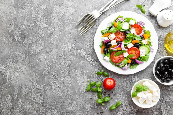 Salada Grega Salada Legumes Frescos Com Tomate Cebola Pepinos Manjericão — Fotografia de Stock
