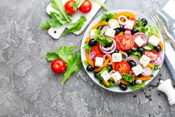 希腊沙拉 新鲜蔬菜沙拉配番茄 生菜和羊乳酪 盘子里的希腊沙拉 — 图库照片