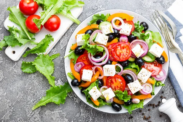 Griechischer Salat Frischer Gemüsesalat Mit Tomaten Zwiebeln Gurken Paprika Oliven — Stockfoto