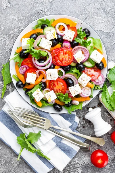 Řecký Salát Zeleninový Salát Rajčaty Cibulí Okurky Paprika Olivy Hlávkový — Stock fotografie