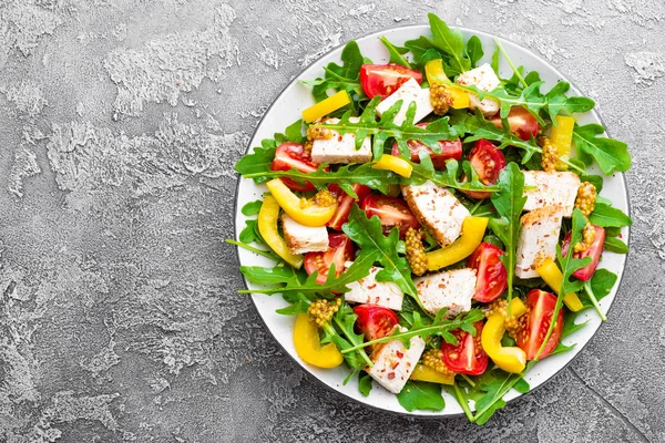 Tavuk salatası. Et salatası taze domates, tatlı biber, roka ve ızgara tavuk göğsü. Tavuk fileto Taze sebze salatası ile