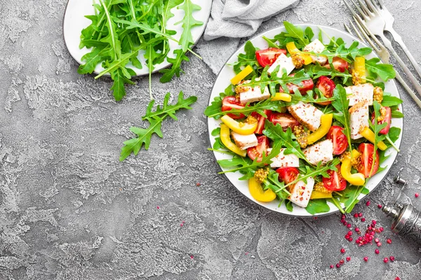 Salada Frango Salada Carne Com Tomate Fresco Pimenta Doce Rúcula — Fotografia de Stock