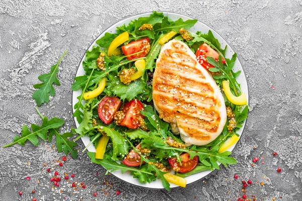 Tavuk salatası. Et salatası taze domates, tatlı biber, roka ve ızgara tavuk göğsü. Tavuk fileto Taze sebze salatası ile