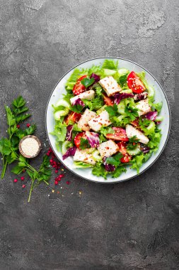Et taze sebze salatası. Sebze salatası ile pişmiş tavuk göğsü. Tavuk fileto tabakta sebze salatası