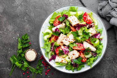 Et taze sebze salatası. Sebze salatası ile pişmiş tavuk göğsü. Tavuk fileto tabakta sebze salatası