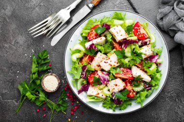 Et taze sebze salatası. Sebze salatası ile pişmiş tavuk göğsü. Tavuk fileto tabakta sebze salatası