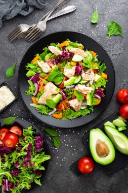 Balık salatası. Taze sebze salatası somon fileto balık. Somon fileto ve plaka üzerinde taze sebze balık salatası