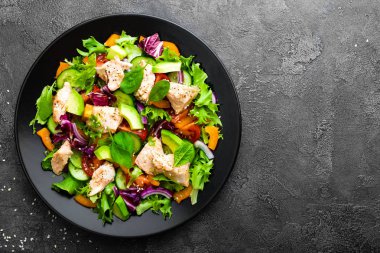 Balık salatası. Taze sebze salatası somon fileto balık. Somon fileto ve plaka üzerinde taze sebze balık salatası