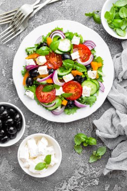 Yunan salatası. Domates, soğan, salatalık, biber, zeytin, marul ve beyaz peynir ile taze sebze salatası. Plaka üzerinde Yunan salatası