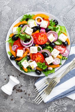 Yunan salatası. Domates, soğan, salatalık, biber, zeytin, marul ve beyaz peynir ile taze sebze salatası. Plaka üzerinde Yunan salatası