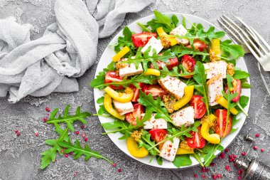 Tavuk salatası. Et salatası taze domates, tatlı biber, roka ve ızgara tavuk göğsü. Tavuk fileto Taze sebze salatası ile