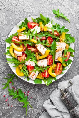 Tavuk salatası. Et salatası taze domates, tatlı biber, roka ve ızgara tavuk göğsü. Tavuk fileto Taze sebze salatası ile
