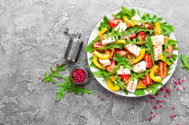 Tavuk salatası. Et salatası taze domates, tatlı biber, roka ve ızgara tavuk göğsü. Tavuk fileto Taze sebze salatası ile