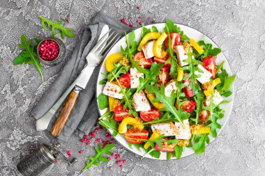 Tavuk salatası. Et salatası taze domates, tatlı biber, roka ve ızgara tavuk göğsü. Tavuk fileto Taze sebze salatası ile