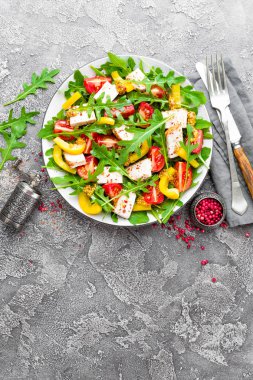 Tavuk salatası. Et salatası taze domates, tatlı biber, roka ve ızgara tavuk göğsü. Tavuk fileto Taze sebze salatası ile