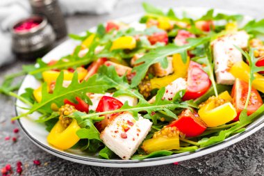 Tavuk salatası. Et salatası taze domates, tatlı biber, roka ve ızgara tavuk göğsü. Tavuk fileto Taze sebze salatası ile
