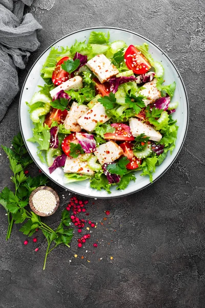 Hús Saláta Friss Zöldségekkel Növényi Saláta Sült Csirkemell Növényi Saláta — Stock Fotó