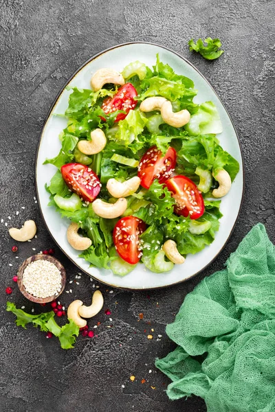 Salada Com Legumes Frescos Nozes Salada Legumes Com Legumes Frescos — Fotografia de Stock