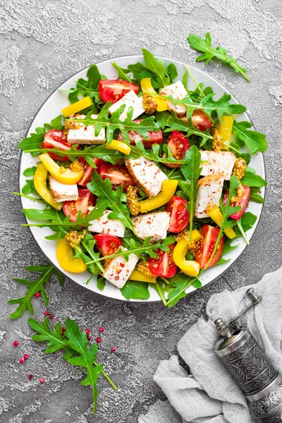 Ensalada Pollo Ensalada Carne Con Tomate Fresco Pimiento Dulce Rúcula — Foto de Stock