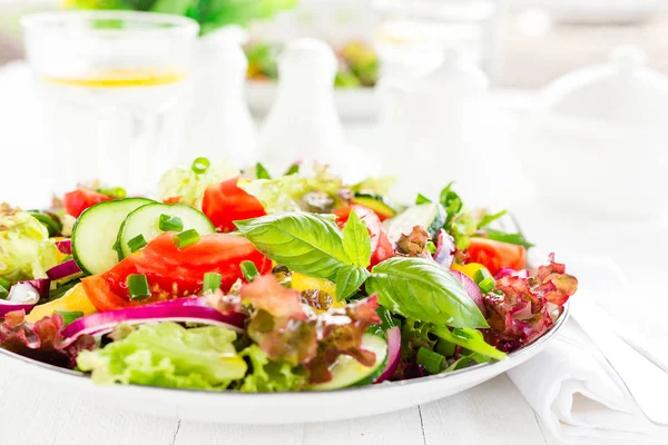 Ensalada Verduras Vegetarianas Frescas Con Tomate Cebolla Pepino Pimienta Albahaca —  Fotos de Stock