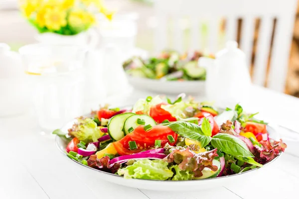 Salad Sayuran Segar Dengan Tomat Bawang Mentimun Lada Kemangi Dan — Stok Foto