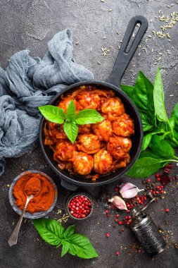 Köfte. Havuç ve soğan domates soslu köfte