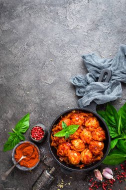 Köfte. Havuç ve soğan domates soslu köfte