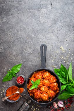 Köfte. Havuç ve soğan domates soslu köfte