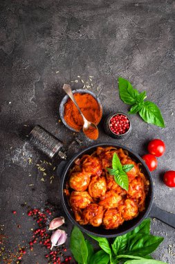 Köfte. Havuç ve soğan domates soslu köfte