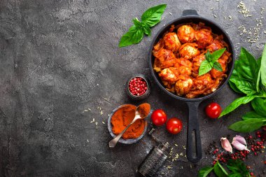 Köfte. Havuç ve soğan domates soslu köfte