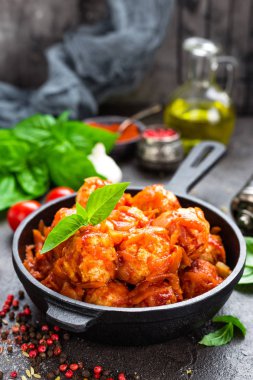 Köfte. Havuç ve soğan domates soslu köfte