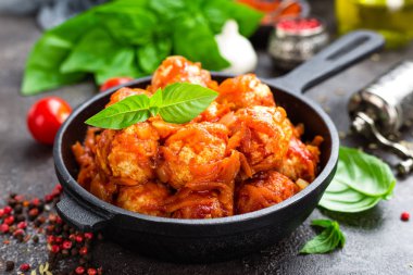 Köfte. Havuç ve soğan domates soslu köfte