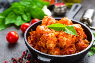 Köfte. Havuç ve soğan domates soslu köfte