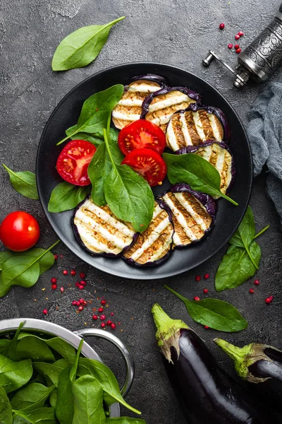 Gegrilde Aubergine Met Verse Tomaten Spinazie Bladeren — Stockfoto