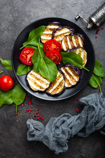 Melanzane Alla Griglia Con Pomodori Freschi Foglie Spinaci — Foto Stock