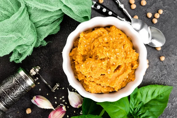 Hummus Verse Zelfgemaakte Hummus Met Paprika Sesamzaad Zout Knoflook Tahin — Stockfoto