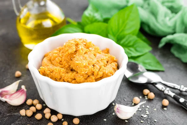 Hummus Frischer Hausgemachter Hummus Mit Paprika Sesam Salz Knoblauch Tahini — Stockfoto