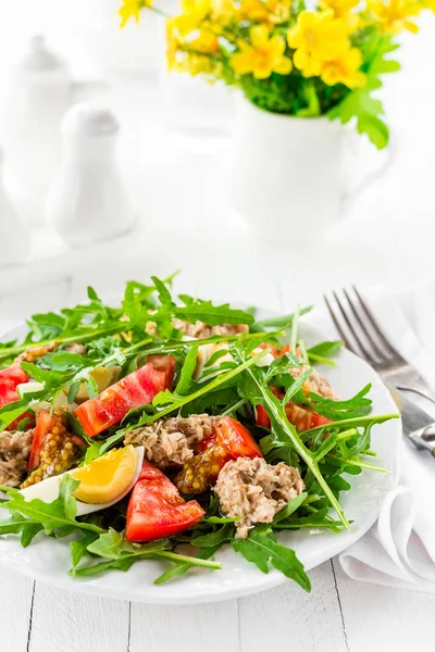 Ensalada Con Atún Ensalada Verduras Con Huevo Cocido Atún Rúcula —  Fotos de Stock