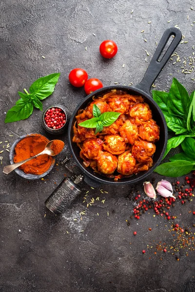 Gehaktballen Gehaktballetjes Tomatensaus Met Wortel — Stockfoto