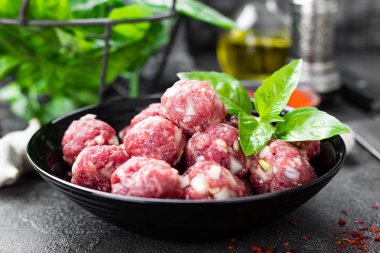 Sığır eti köfte. Ham sığır eti köfte pişirme