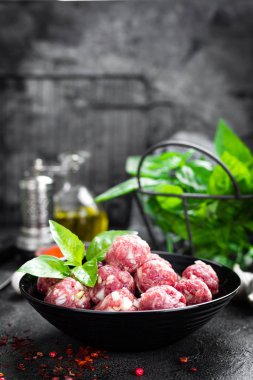 Sığır eti köfte. Ham sığır eti köfte pişirme